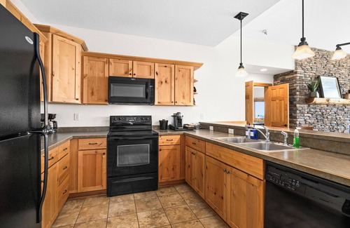 Two Harbors Condo | Penthouse king suite with pool & hot tub