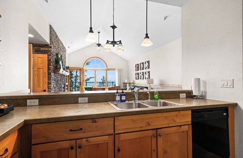 Two Harbors Condo | Penthouse king suite with pool & hot tub
