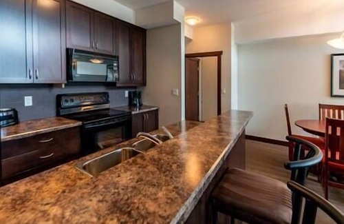 East Kootenay Condo | Penthouse King Suite/Hot Tub/BBQ