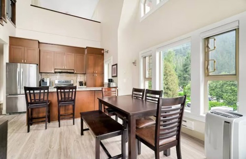 Hope Apartment | Penthouse Lake Home 3BR Amazing View