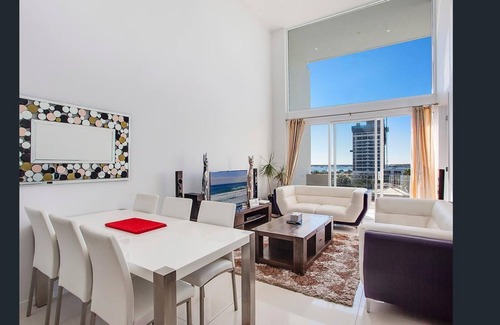 Southport Apartment | Penthouse (Modern Luxury Apartment & Broadwater views)