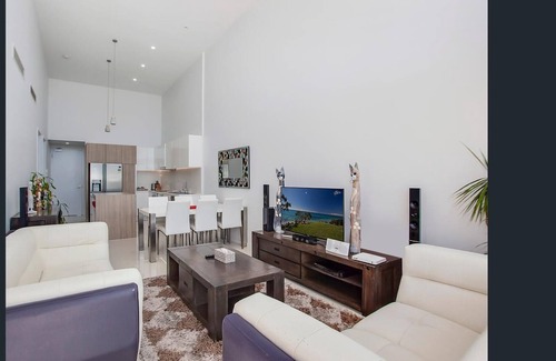 Southport Apartment | Penthouse (Modern Luxury Apartment & Broadwater views)
