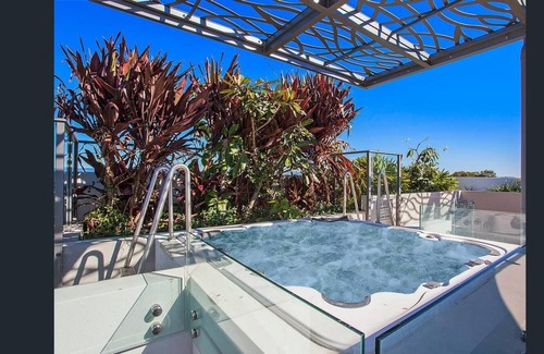 Southport Apartment | Penthouse (Modern Luxury Apartment & Broadwater views)