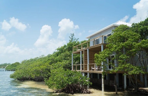 Dangriga Apartment | Penthouse Oceanfront Cabana