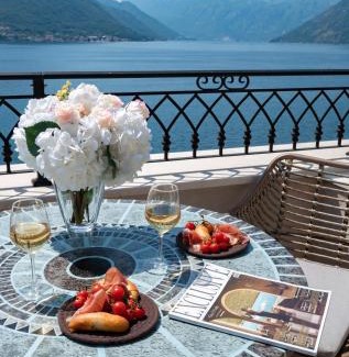 Dobrota Apartment | Penthouse on the Bay - 20m from the Beach