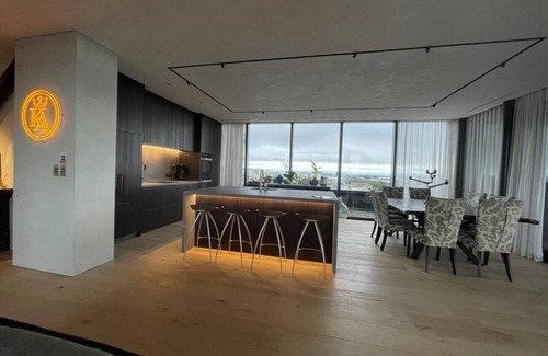 Eden Terrace Apartment | Penthouse Perfection With Sunset/City Views & Huge Louvretec Covered Deck