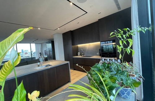 Eden Terrace Apartment | Penthouse Perfection With Sunset/City Views & Huge Louvretec Covered Deck