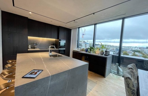 Eden Terrace Apartment | Penthouse Perfection With Sunset/City Views & Huge Louvretec Covered Deck