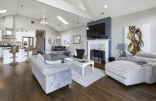 Bronzeville Condo | Penthouse Spa Condo @ Bronzeville