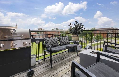 Bronzeville Condo | Penthouse Spa Condo @ Bronzeville