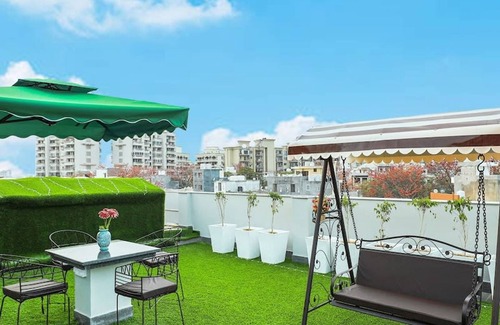 Sushant Lok Apartment | Penthouse W Jacuzzi Garden Extra Room Pets OK