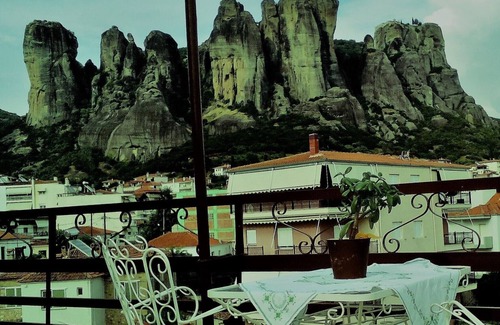 Kalambaka Apartment | Penthouse with stunning panoramic views of the imposing rocks of Meteora.