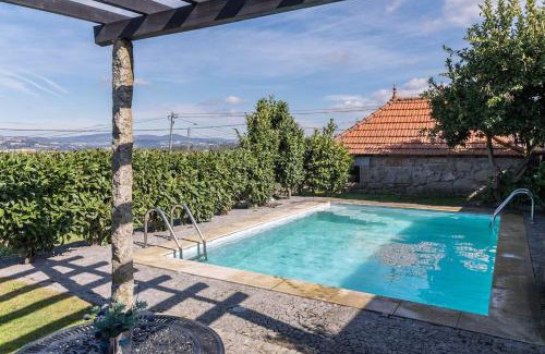 Penafiel House | Pequena Casa rústica com piscina