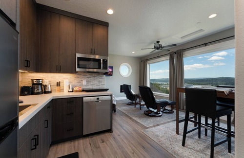 Carrolls Cabin | Perched on the Edge! Stunning Bluff with Wide River Views @ Kalama Oaks Lodge
