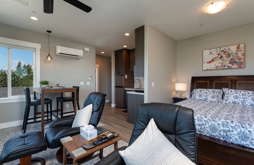 Carrolls Cabin | Perched on the Edge! Stunning Bluff with Wide River Views @ Kalama Oaks Lodge