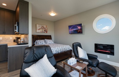 Carrolls Cabin | Perched on the Edge! Stunning Bluff with Wide River Views @ Kalama Oaks Lodge