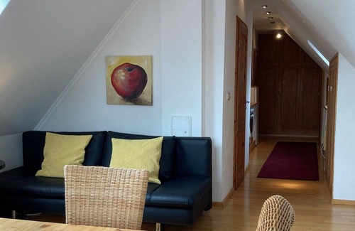 Langenneufnach Apartment | Perennial Villa - Bird's nest