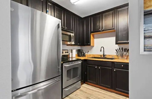 Arden-Arcade Condo | Perfect 2 bedroom 2 bath condo with a pool and gym