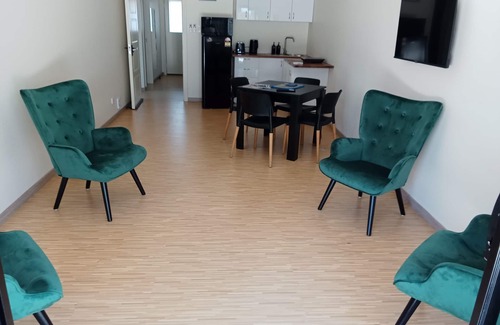 Bungalow Apartment | PERFECT 2 BEDROOM APARTMENT FOR SMALL GROUP