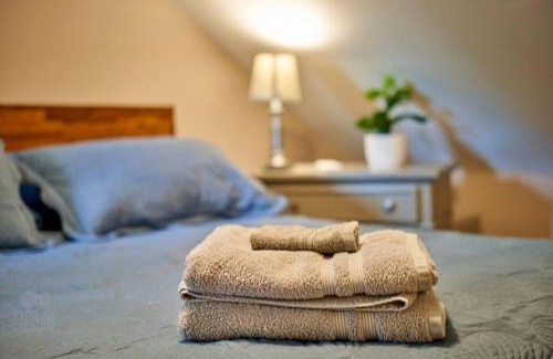 Southern Coast Apartment | Perfect 2BD location in Saco with Free Parking