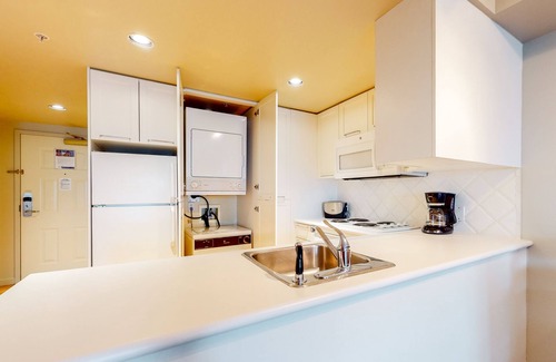 Whistler Village Apartment | Perfect 4th-floor mountain studio with gym, jetted tub, fireplace, full kitchen