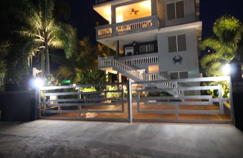 Aguacate Villa | Perfect 5 Bedroom Vacation Tropical Paradise at Shacks Beach