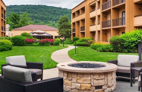 Mahwah House | Perfect Base for Visits to Ramapo Powerlinez Climbing Area! 4 Units w/ Parking!