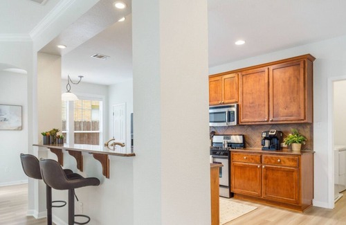 Westfield House | Perfect Central Location + Free Prkg and Cozy Beds