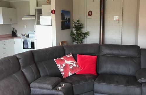 Invercargill House | Perfect city living 700m to the centre and 50m to the beautiful Queens Park .