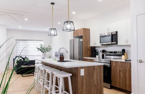 St. James House | Perfect Comfy Retreat | Premium Location Home Stay