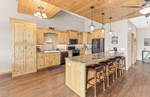 Lindstrom Cabin | Perfect Fall Getaway*Lakefront Cabin*Holiday Decor