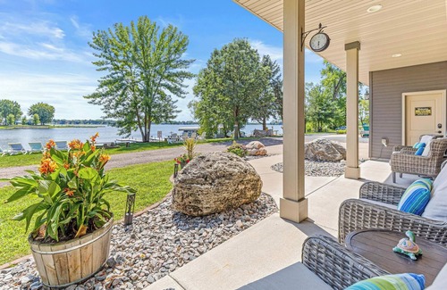 Lindstrom Cabin | Perfect Fall Getaway*Lakefront Cabin*Holiday Decor