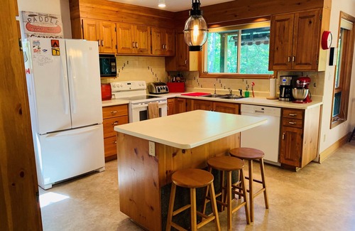 Algonquin Highlands Cottage | Perfect Family Getaway - Sun, Sand, and Smiles
