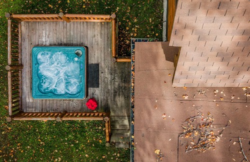 Riviere-Rouge Ski Chalet | Perfect Family Cottage - 4 Bedrooms with Lake Access, Hot Tub and Pool Table
