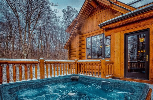 Riviere-Rouge Ski Chalet | Perfect Family Cottage - 4 Bedrooms with Lake Access, Hot Tub and Pool Table