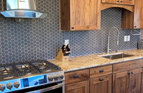 Emigrant House | Perfect-Family Gatherings, Wedding Groups, 5 Private Suites, HotTub, Yellowstone