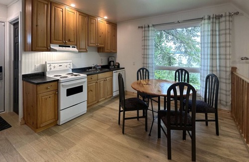 Otonabee-South Monaghan Cottage | Perfect Family Getaway: Lakeside Cottages with Pool Access & Outdoor Adventures