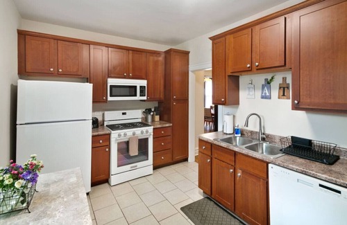 Waukegan Apartment | Perfect family spot near Great Lakes Naval Base!