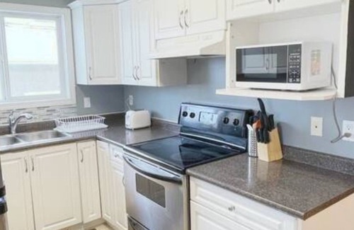 Jasper Place House | Perfect for a BIG CREW - 5br 2.5 bathroom Crew House in West Edmonton