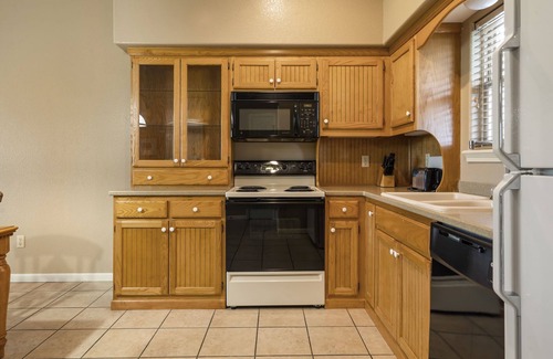 Branson West Apartment | Perfect for a Couples' Getaway! Full Condo + Connecting Suite with Kitchenette