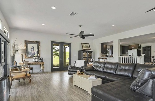 Navasota House | Perfect for Game Day, Family Get Aways and Fishing. 15-20 Minutes to Kyle Field!