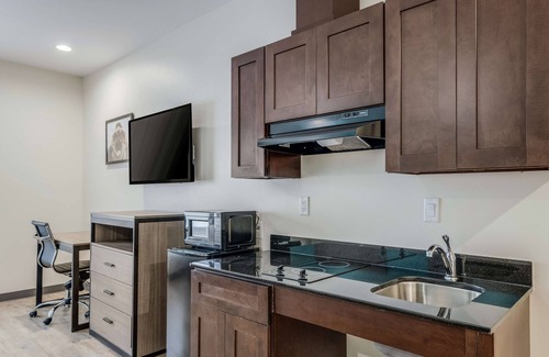 Katy Hotel | Perfect for Groups! 3 Relaxing Units with Free Parking and Free Breakfast!