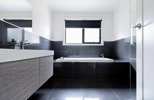 Newstead House | Perfect for groups and large families - Sleeps 12