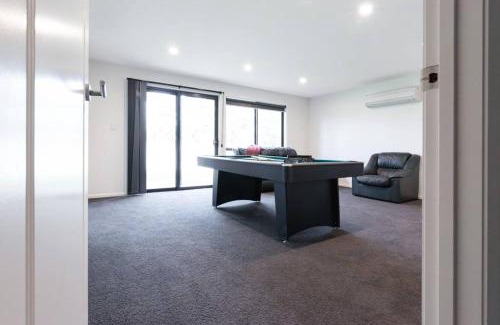 Newstead House | Perfect for groups and large families - Sleeps 12