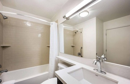 Libertyville House | Perfect for Groups! 4 Cozy Hotel Suites with Kitchens! Pet-Friendly and Private Parking!