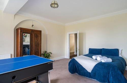 Reading House | Perfect for Large Family & Friends, Free Parking, Games