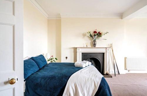 Reading House | Perfect for Large Family & Friends, Free Parking, Games