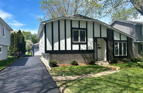 Libertyville House | Perfect for Large Families