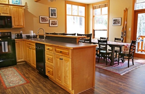 Rossland House | Perfect for larger groups, fantastic view to Red Mountain
