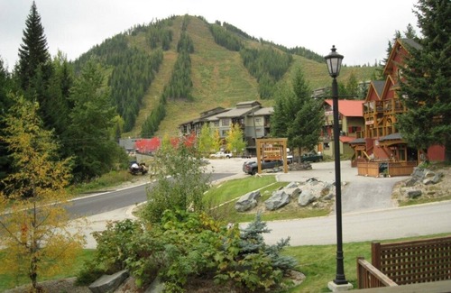 Rossland House | Perfect for larger groups, fantastic view to Red Mountain